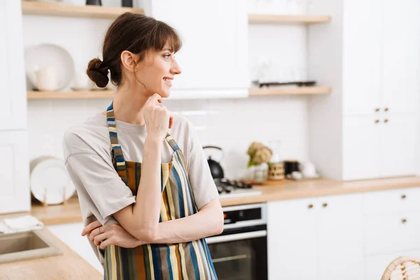 White Young Woman Wearing Apron Smiling While Standing Kitchen Home — Stok fotoğraf