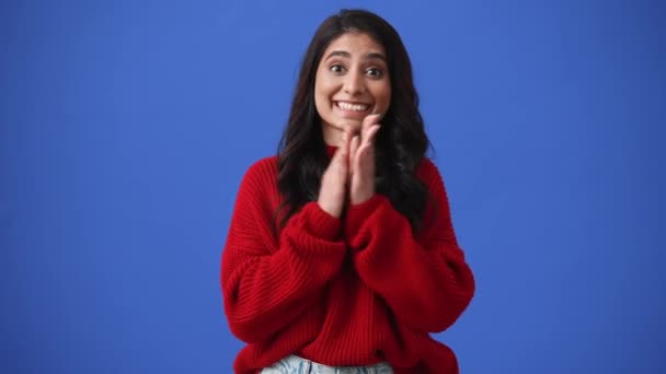 Cheerful Indian Brunette Woman Clapping Hands Camera Isolated Blue Background — Stockvideo