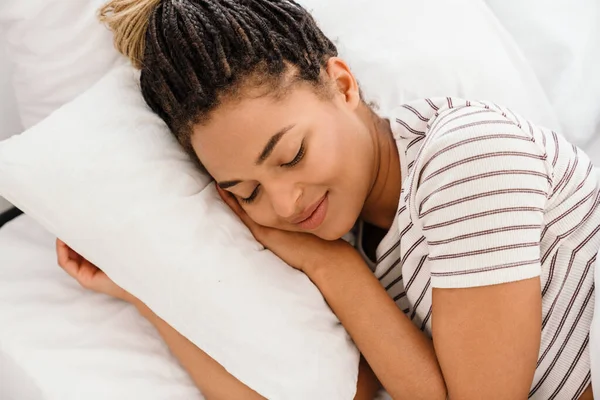 Young Black Woman Pigtails Smiling While Lying Bed Home — 스톡 사진