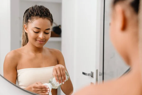 Young Black Woman Cleaning Her Face Lotion Bathroom — Foto de Stock