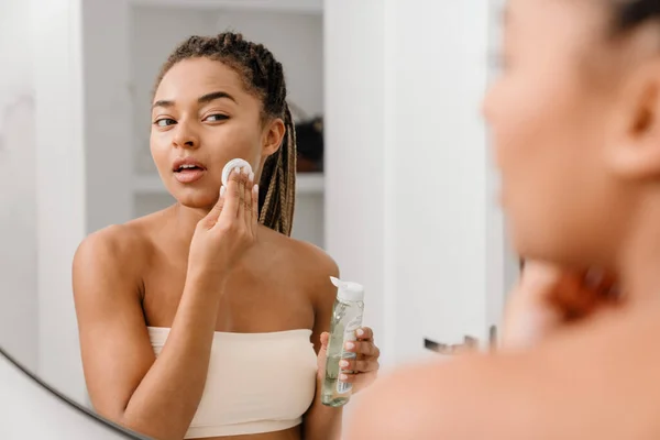 Young Black Woman Cleaning Her Face Lotion Bathroom — Foto de Stock