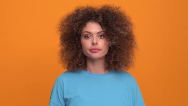 Positive Curly Haired Blonde Woman Wearing Blue Shirt Agrees Something — Stockvideo