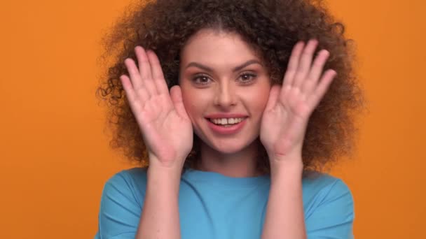 Laughing Curly Haired Blonde Woman Wearing Blue Shirt Opening Her — Stockvideo