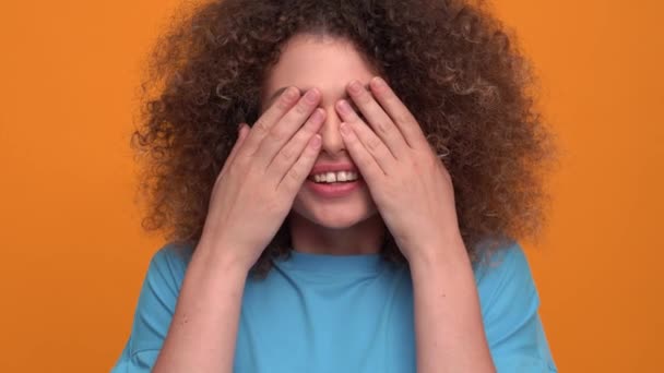Surprised Curly Haired Blonde Woman Wearing Blue Shirt Opening Her — Wideo stockowe