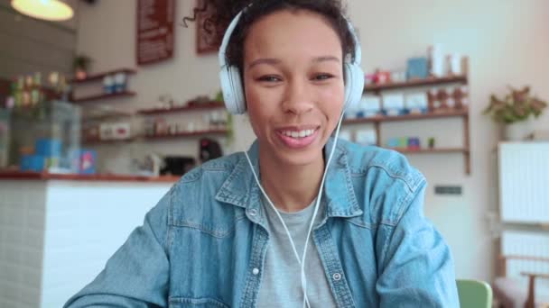Lächelnde Frau Mit Afro Haaren Spricht Videoanruf Café Die Kamera — Stockvideo