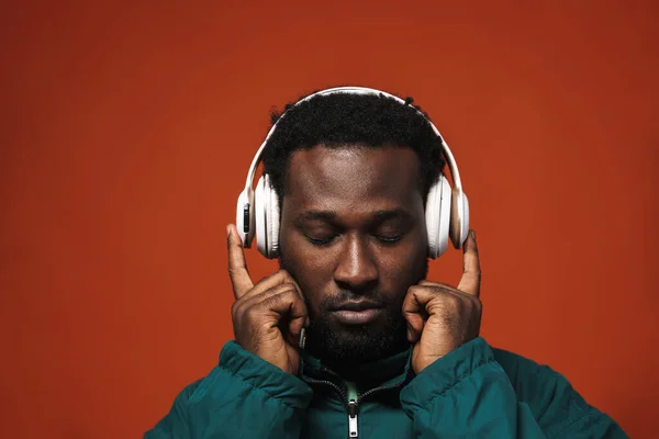 Zwarte Borstel Man Luisteren Muziek Met Koptelefoon Geïsoleerd Bruine Muur — Stockfoto