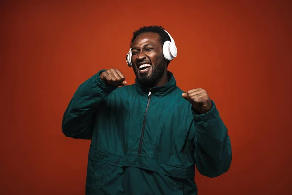 Zwarte Borstel Man Dansen Tijdens Het Luisteren Muziek Met Koptelefoon — Stockfoto