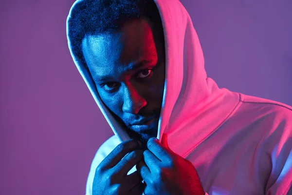 Young Black Man Hoodie Posing Looking Camera Isolated Purple Wall — ストック写真