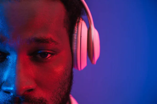 Jonge Zwarte Man Luisteren Muziek Met Koptelefoon Geïsoleerd Paarse Muur — Stockfoto