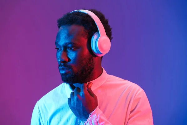 Young Black Man Shirt Listening Music Headphones Isolated Purple Wall — ストック写真