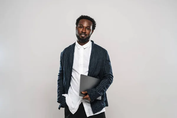 Jonge Zwarte Man Zoek Naar Camera Terwijl Poseren Met Laptop — Stockfoto