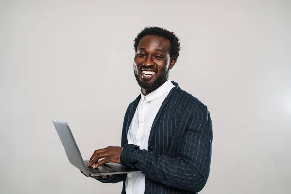 Jonge Zwarte Man Draagt Jas Glimlachen Tijdens Het Typen Laptop — Stockfoto