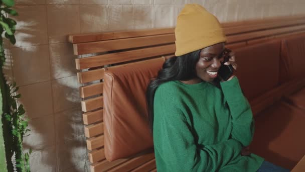 Positive African Young Woman Wearing Yellow Hat Talking Phone Cafe — Stockvideo