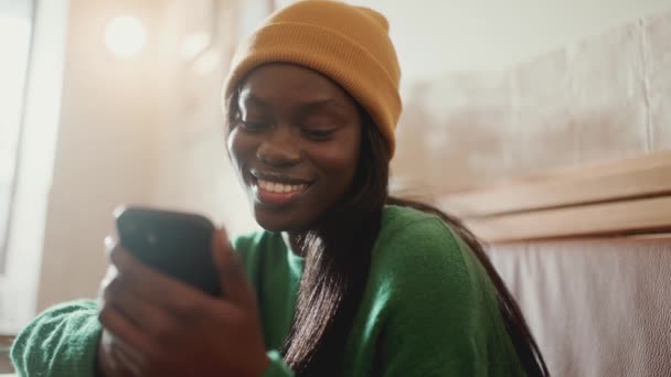 Pretty African Young Woman Wearing Yellow Hat Typing Phone Cafe — Αρχείο Βίντεο