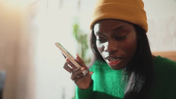 Sorridente Africano Giovane Donna Indossa Cappello Giallo Registrazione Messaggio Vocale — Video Stock