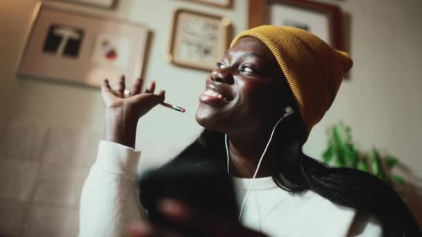 Joyeux Africain Jeune Femme Portant Pull Blanc Agitant Main Côté — Video