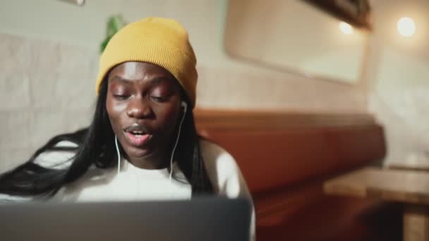 Nevetés Afrikai Fiatal Visel Fehér Pulóver Beszél Videohívás Laptop Fülhallgató — Stock videók