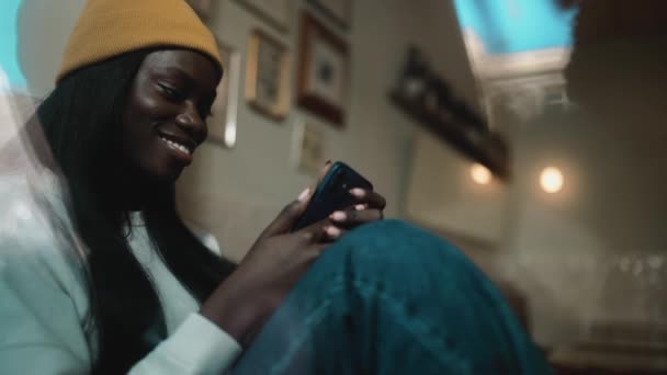 Agradável Jovem Africano Vestindo Camisola Branca Digitando Por Telefone Café — Vídeo de Stock