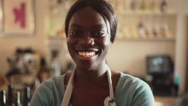 Cheerful African Woman Barista Wearing White Apron Looking Camera Cafe — Vídeos de Stock