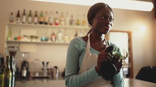 Bonita Mulher Africana Barista Vestindo Avental Branco Limpando Vidro Café — Vídeo de Stock