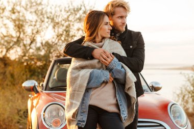 Beyaz, orta yaşlı çift, yolculuk sırasında arabada beklerken sarılıyorlar.