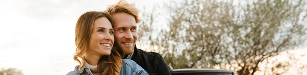 White Mid Couple Smiling Hugging While Standing Car Trip — Stock Photo, Image