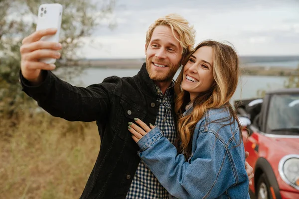 Wit Midden Paar Het Nemen Van Selfie Mobiele Telefoon Terwijl — Stockfoto