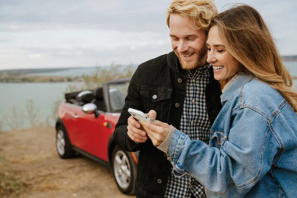 White Mid Couple Smiling Using Cellphone While Standing Car Trip — Foto de Stock