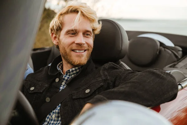 White Bearded Man Smiling While Driving Car Trip — Stockfoto