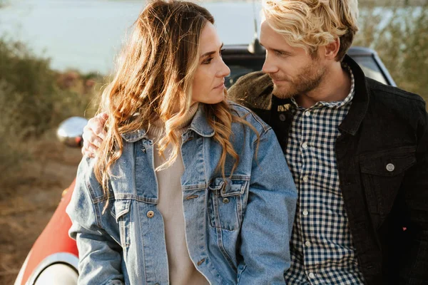 White Mid Couple Hugging While Standing Car Trip — Φωτογραφία Αρχείου