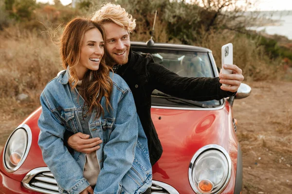 White Mid Couple Taking Selfie Cellphone While Standing Car Trip — Φωτογραφία Αρχείου