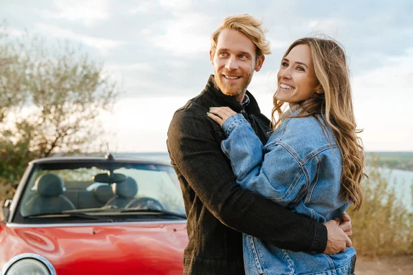 White Mid Couple Smiling Hugging While Standing Car Trip — 스톡 사진