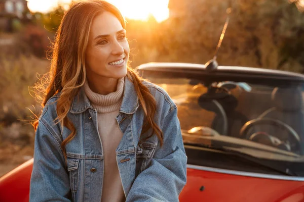 Witte Gember Vrouw Glimlachen Terwijl Staan Door Auto Buiten — Stockfoto