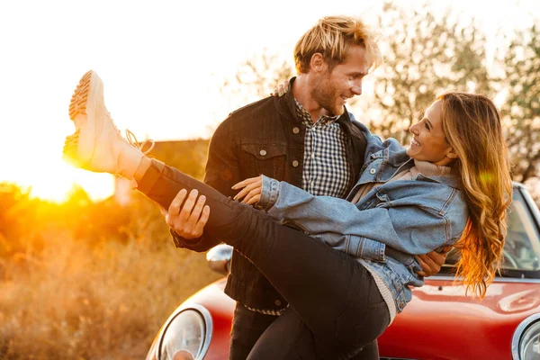 White Mid Couple Making Fun Together Car Trip — Stockfoto