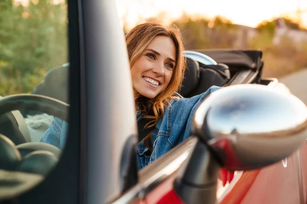 Witte Gember Vrouw Glimlachen Tijdens Het Rijden Auto Tijdens Reis — Stockfoto