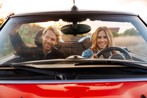 Blanco Pareja Media Sonriendo Juntos Mientras Conducen Coche Durante Viaje —  Fotos de Stock