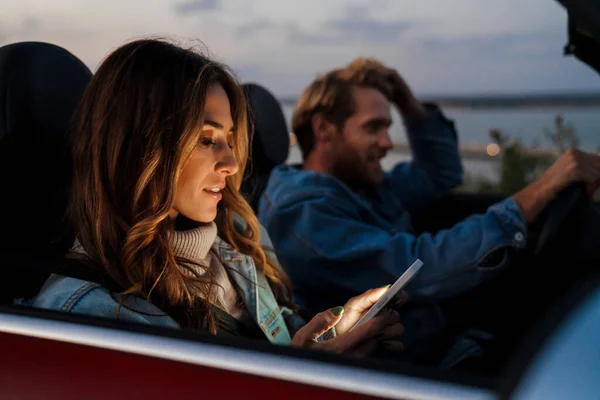 White Mid Couple Using Cellphone While Driving Car Trip — Φωτογραφία Αρχείου