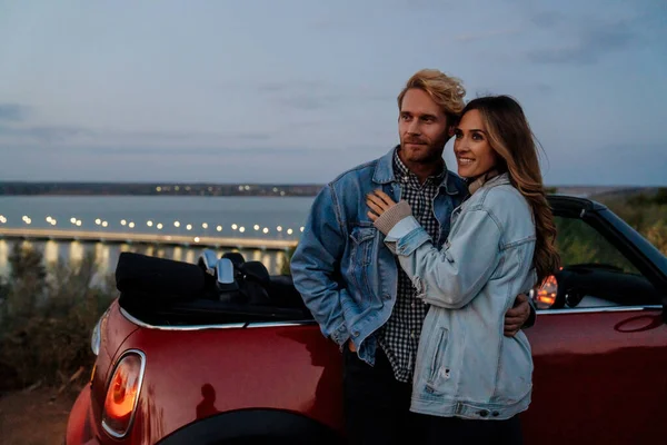 White Mid Couple Smiling Hugging While Standing Car Trip — Foto de Stock