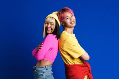 Asyalı çift sırtüstü sırtüstü sırtüstü sırtüstü sırtüstü sırtüstü gülümserken