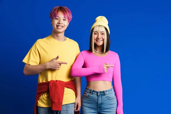 Asiático Adolescentes Rindo Apontando Dedo Isolado Sobre Azul Parede — Fotografia de Stock