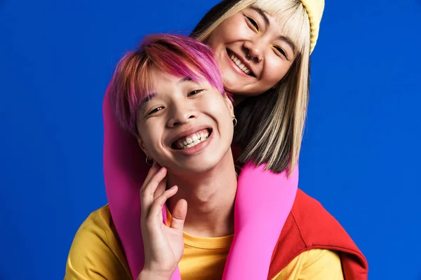 Asiático Casal Com Cabelo Multicolorido Abraçando Enquanto Sorrindo Juntos Isolado — Fotografia de Stock