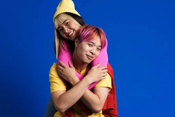 Asiático Casal Com Cabelo Multicolorido Abraçando Enquanto Sorrindo Juntos Isolado — Fotografia de Stock