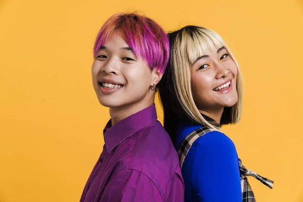 Casal Asiático Com Cabelos Multicoloridos Sorrindo Enquanto Posando Volta Para — Fotografia de Stock