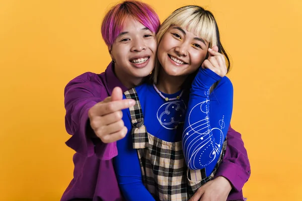 Asiático Casal Sorrindo Enquanto Esfregando Dedos Juntos Isolado Sobre Amarelo — Fotografia de Stock