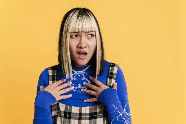 Asian Girl Piercing Exclaiming While Gesturing Camera Isolated Yellow Wall — Stockfoto