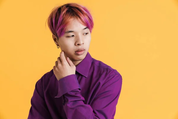 Asian Boy Pink Hair Posing Looking Aside Isolated Yellow Wall — Stock fotografie