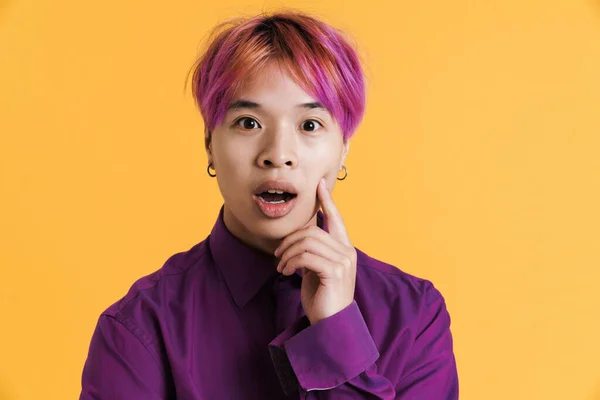 Azji Chłopiec Różowymi Włosami Wyrażając Zaskoczenie Aparacie Izolowane Nad Żółtą — Zdjęcie stockowe