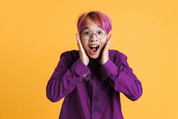 Asiatischer Junge Mit Brille Gestikuliert Während Seine Überraschung Isoliert Über — Stockfoto