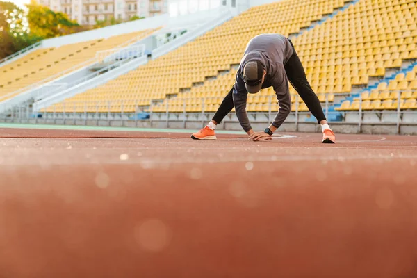 Jeune Sportif Faisant Exercice Tout Entraînant Stade Plein Air — Photo