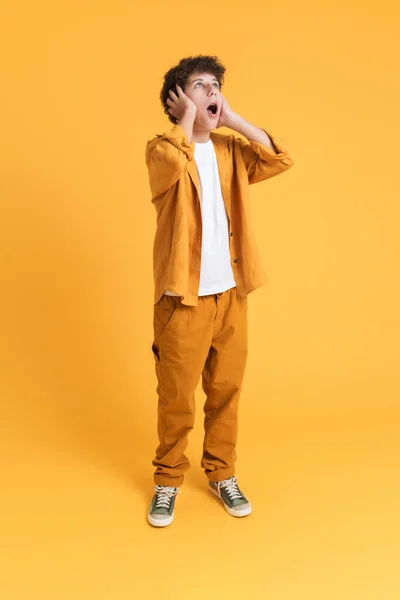White Boy Wearing Suit Expressing Surprise Looking Upward Isolated Yellow — Stockfoto